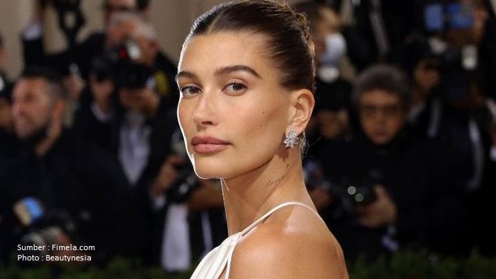 Hailey Bieber Tunjukkan Perut buncitnya karena Derita Kista Ovarium