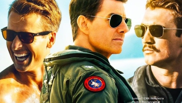 Bagikan Hadiah Natal, Top Gun Maverick Rilis Adegan Main Voli di Pantai